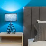 Maricool Minimal Spacious Downtown Loft