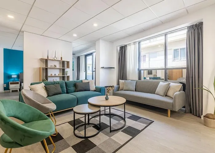 Maricool Minimal Spacious Downtown Loft