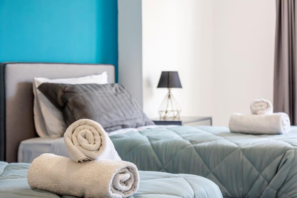 Maricool Minimal Spacious Downtown Loft