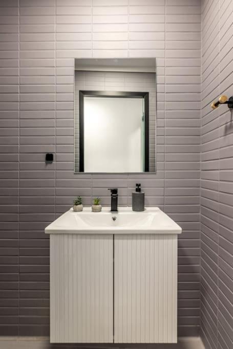Maricool Minimal Spacious Downtown Loft Héraklion